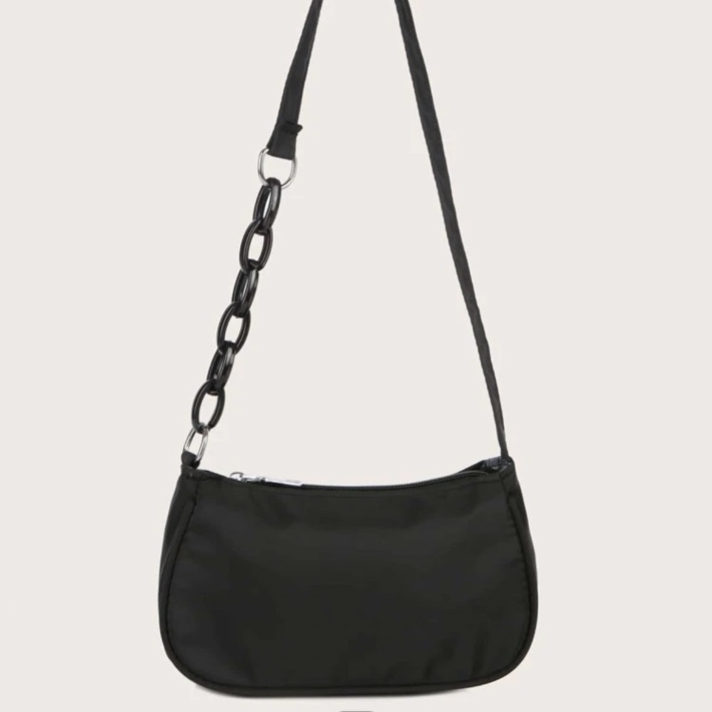 MINIMALISTIC BLACK BAGUETTE BAG.